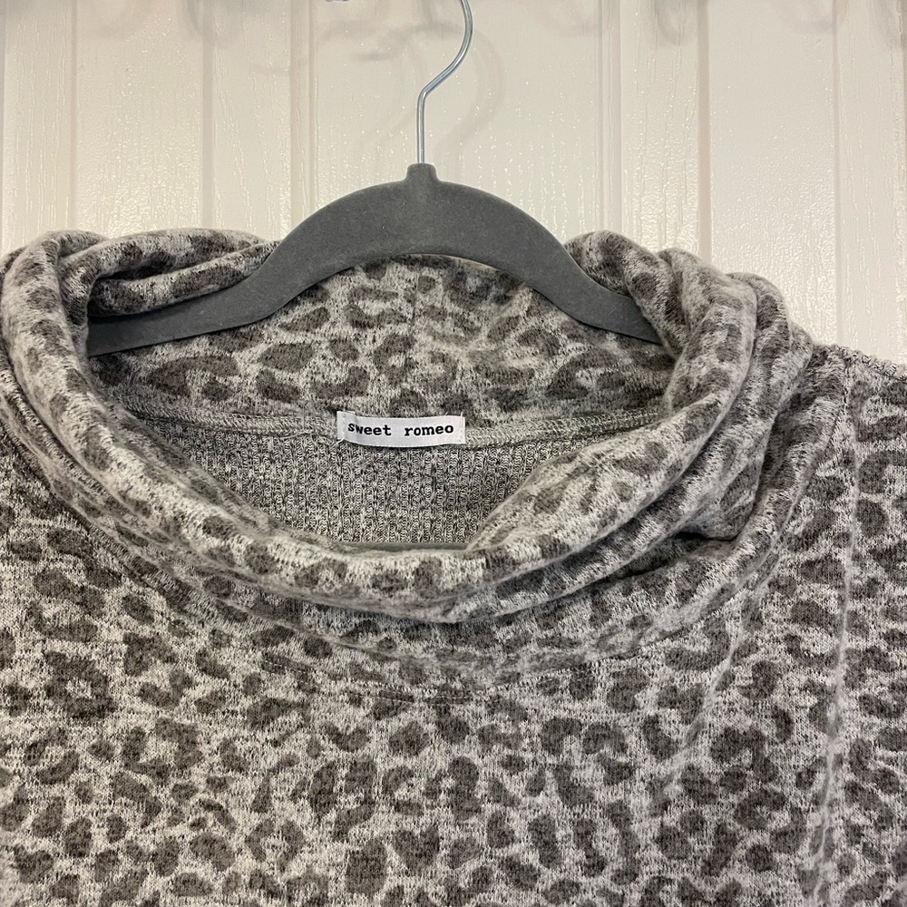 Grey Animal print 2X sweater